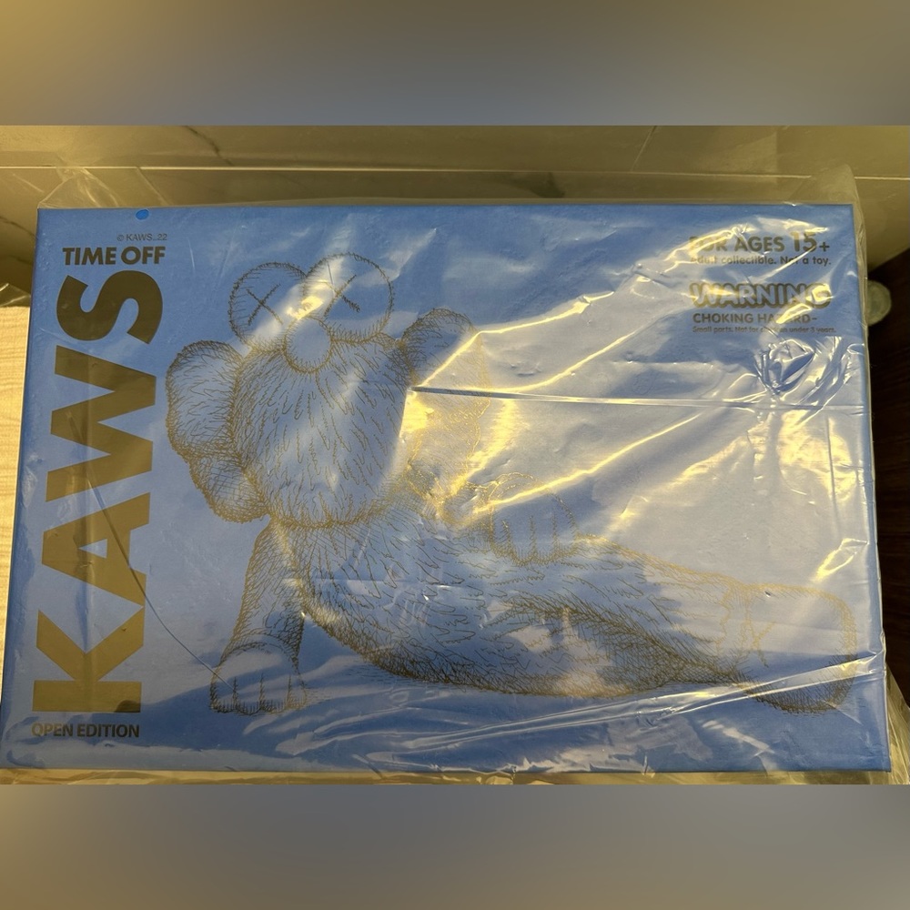 Brand NEW KAWS Figurine“Time Off” (Blue)